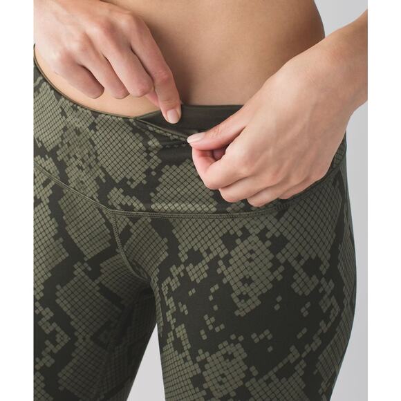 Lululemon Wunder Under Crop (Hi-Rise) Full-On Luon Size 2 - Picture 3 of 5